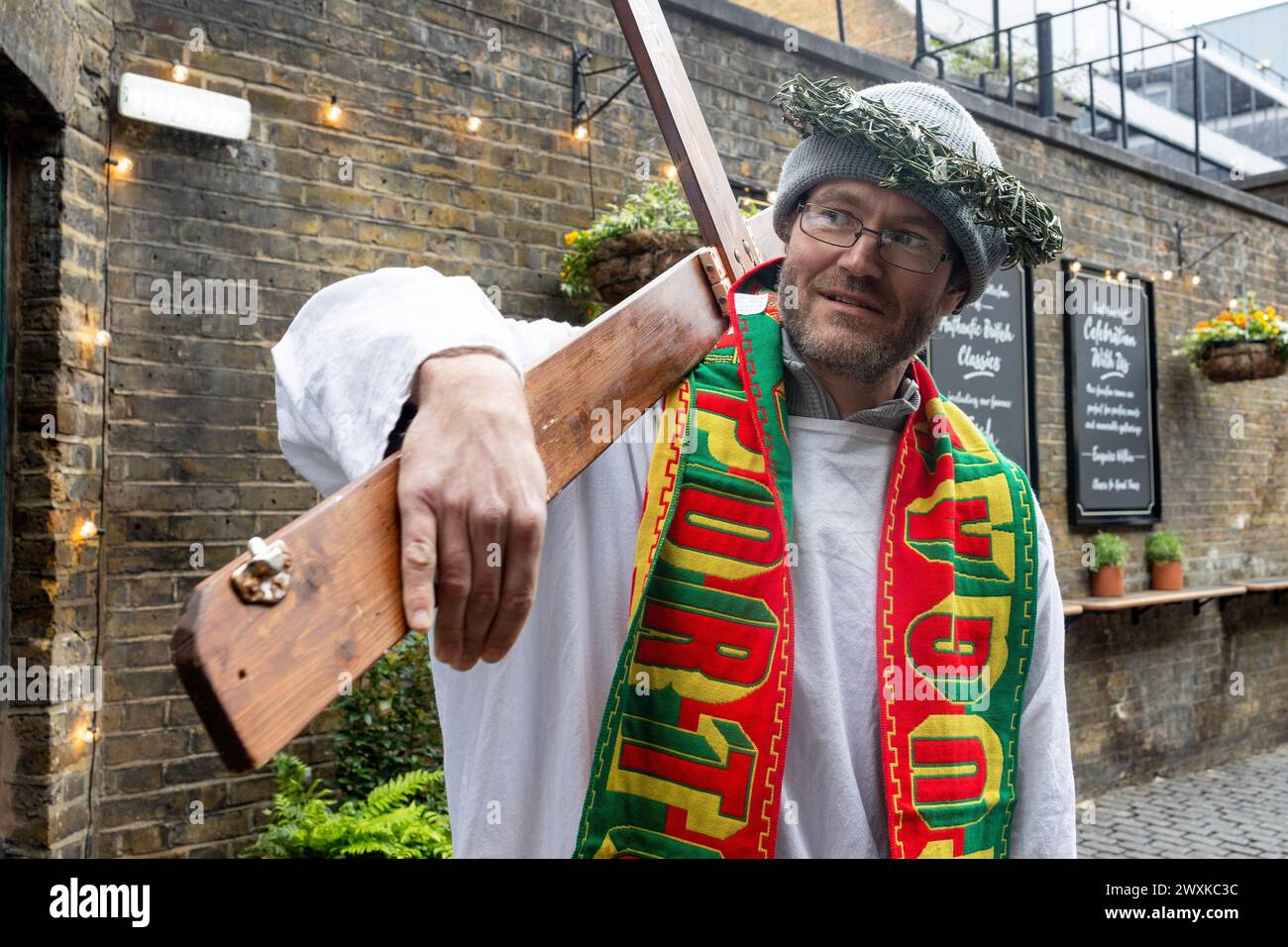 London, Großbritannien. 31. März 2024. Ein Teilnehmer, der als Jesus verkleidet ist, hält das Kreuz während der jährlichen Fancy Dress Pub Crawl Veranstaltung. Eine Gruppe von Pub Crawl-Enthusiasten, verkleidet als Jesus und andere biblische Charaktere, nehmen am jährlichen Christathon Teil, einem Kneipenbummel im Zentrum von London am Ostersonntag. Dies ist der 17. Jahrestag der jährlichen Kneipenbummel mit dem Thema Crucifixion. (Foto: Hesther ng/SOPA Images/SIPA USA) Credit: SIPA USA/Alamy Live News Stockfoto