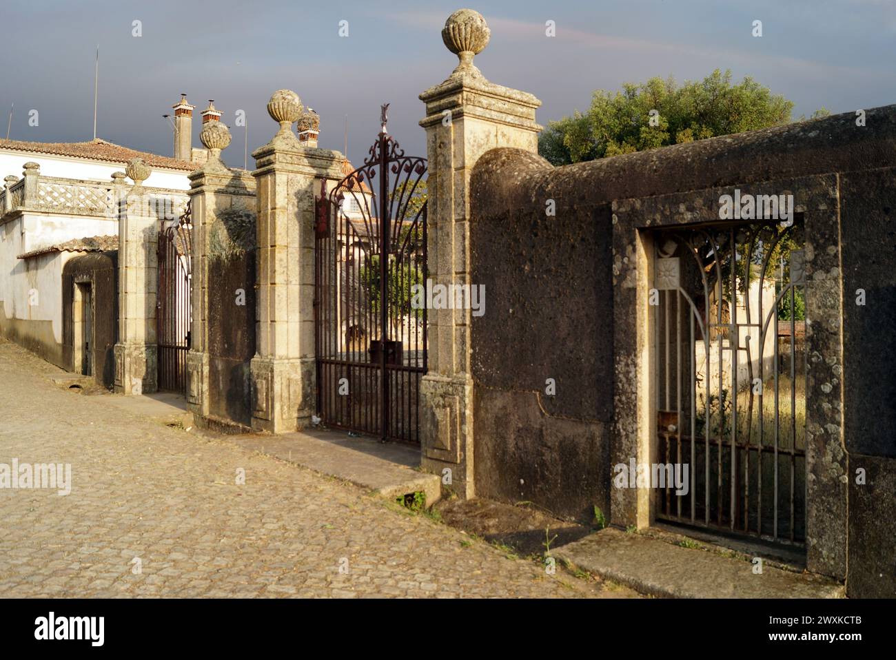 Kunstvolle Tore mit Steinpfosten des marokkanischen Hauses, Idanha-a-Velha, Portugal Stockfoto