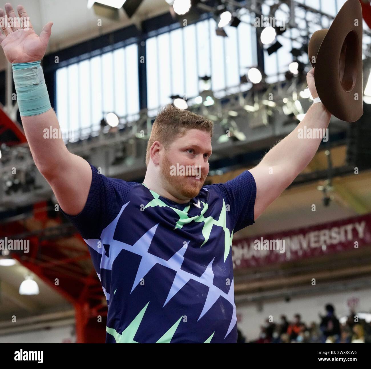 Ryan Crouser (USA) würdigt die Menge während des Schussstoßes bei den 114. Millrose Games in The Armory am Samstag, 29. Januar 2022 in New York. (David Stockfoto