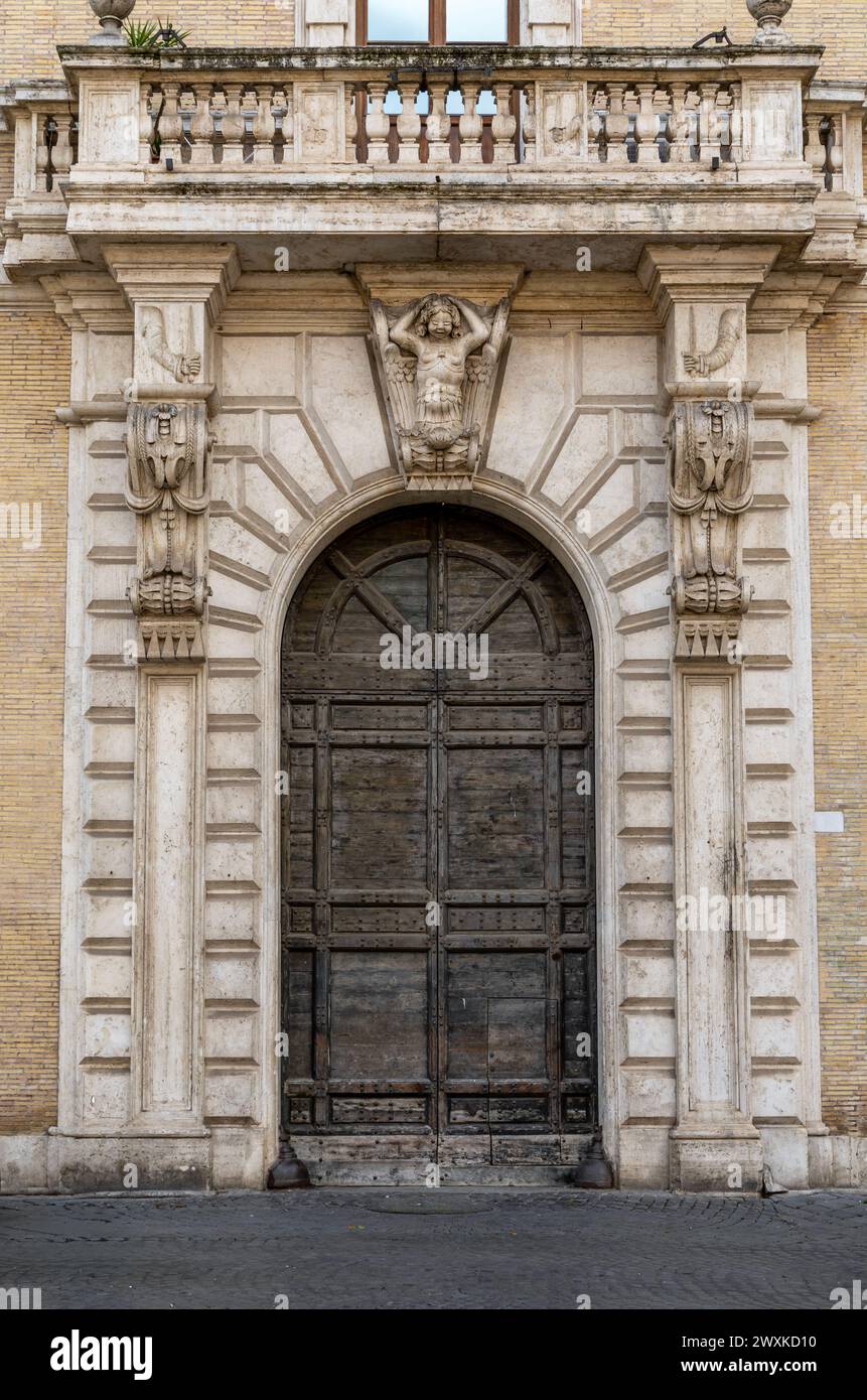 Die wunderschöne Tür des Palastes San Callisto (Palazzo di San Callisto) im Viertel Trastevere, Rom, Italien Stockfoto