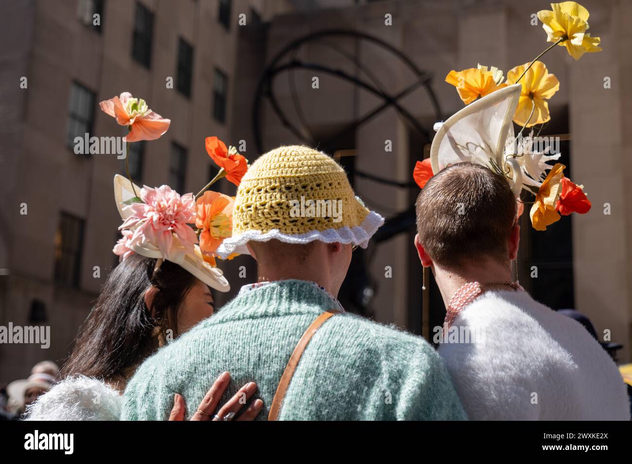 New York City, Usa. 31. März 2024. Drei Leute in Hüten, von hinten geschossen. New Yorks Osterparade und Bonnet Festival geht auf die 1870er Jahre zurück Die New Yorker tragen farbenfrohe und kreative Osteroutfits, um vor der St. Patrick's Cathedral auf der Fifth Avenue zu zeigen. Quelle: SOPA Images Limited/Alamy Live News Stockfoto