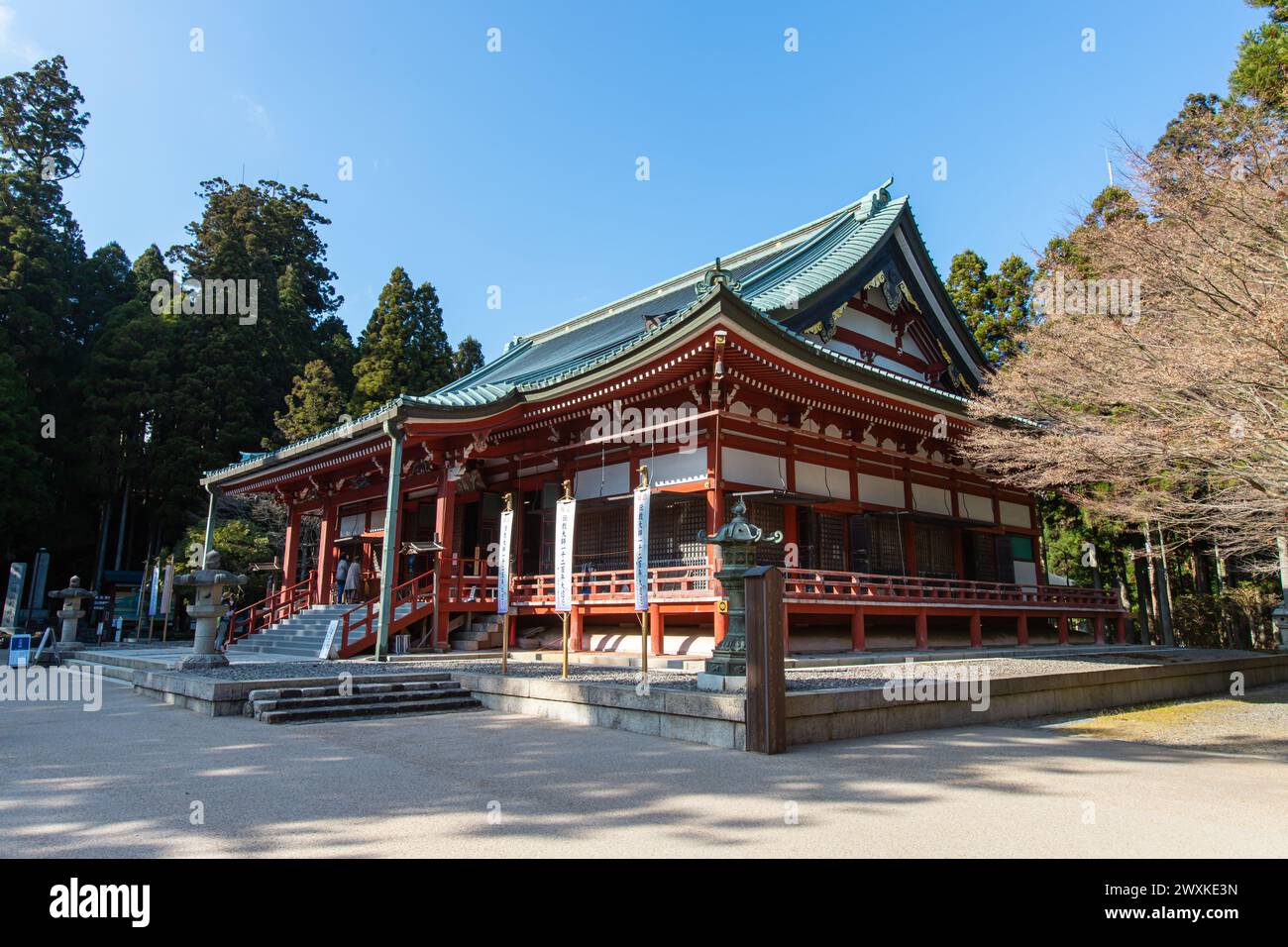 Großer Vortragssaal (Daikodo) im Enryakuji-Tempel in mystischer Stimmung. Hieizan Enryaku-JI ist ein Tendai-Kloster auf dem Berg Hiei. Hokkesoujiintoutou. Stockfoto