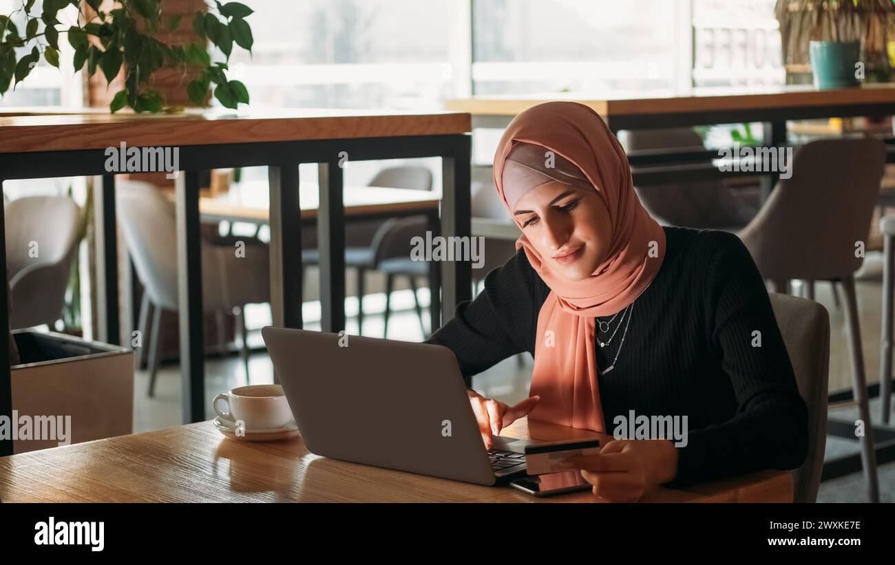 Online-Shopping Internet-Zahlung Frau Hijab kaufen Stockfoto