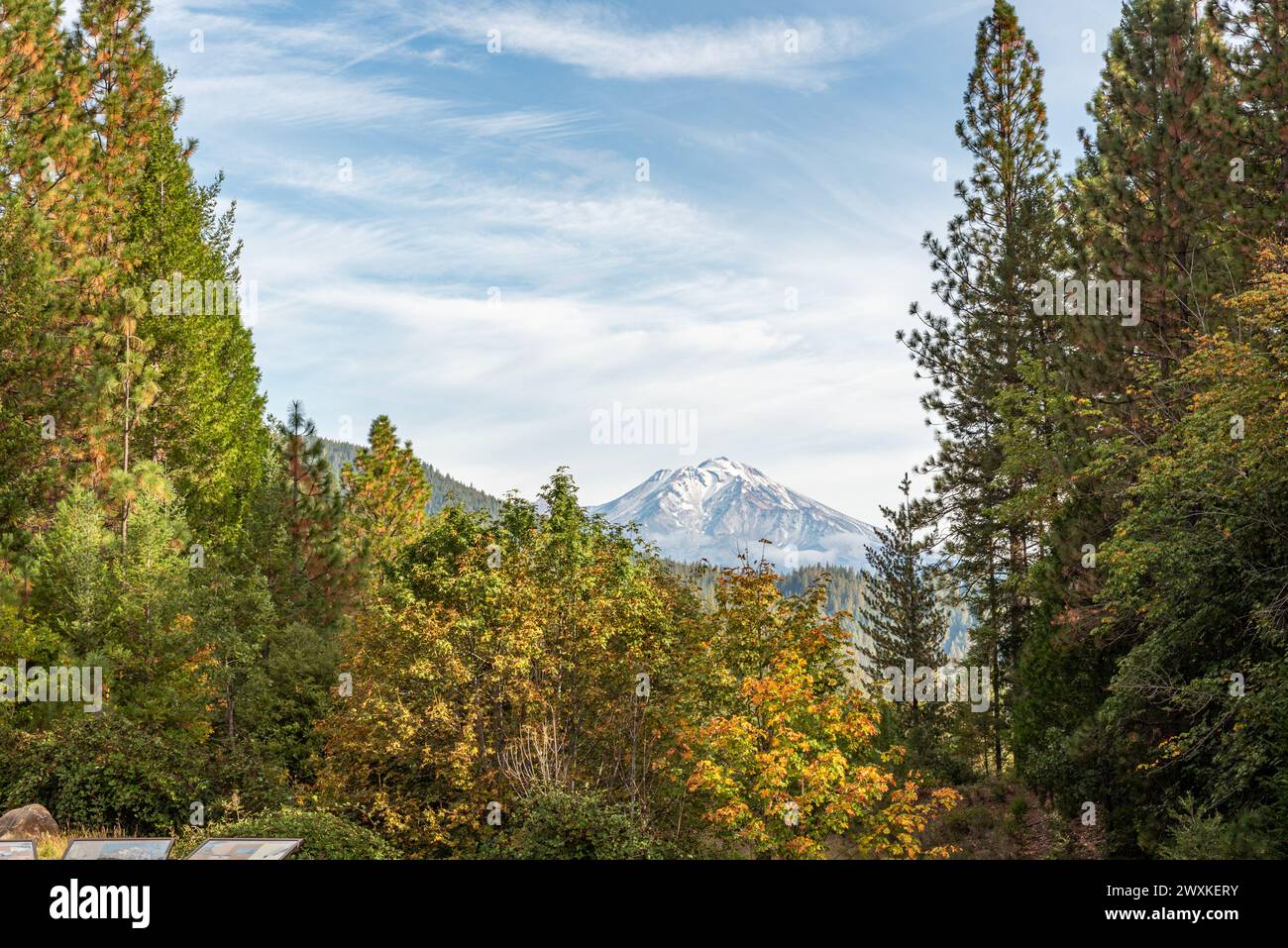 Mount Shasta von der Interstate Five Raststation im Herbst mit teilweise bewölktem blauen Himmel und Kopierraum Stockfoto