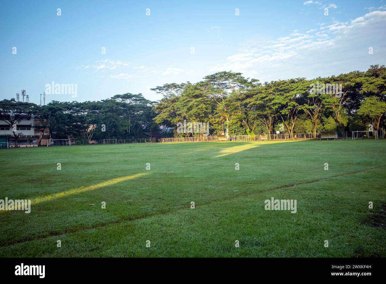 Leeres Fußballfeld mit morgens auf dem Land. Stockfoto