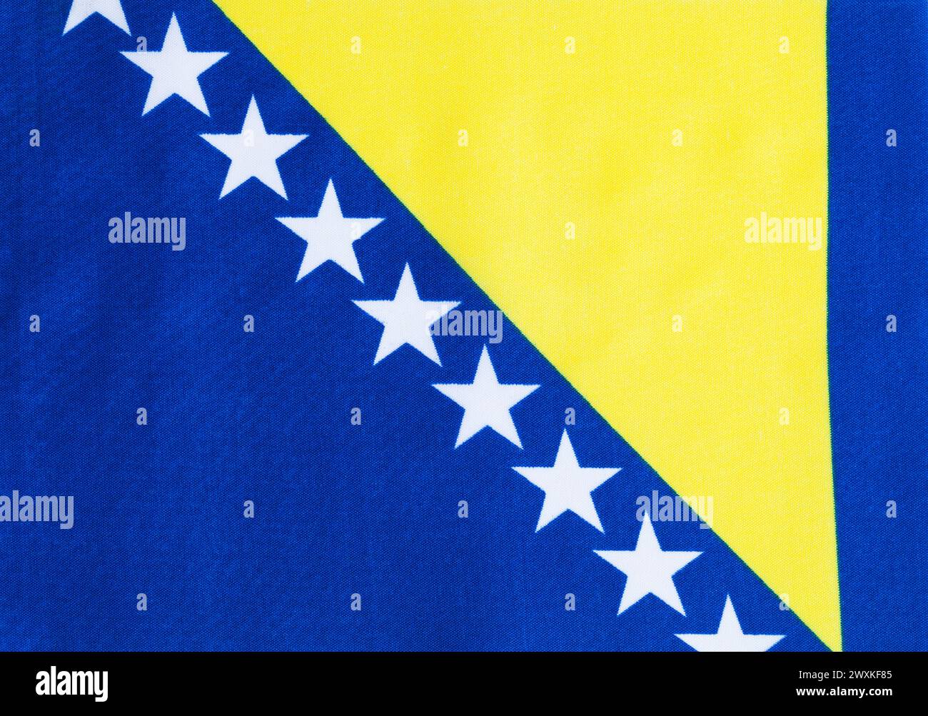 Flache Bosnien und Herzegowina Stoff Flag Hintergrund Nahaufnahme. Stockfoto