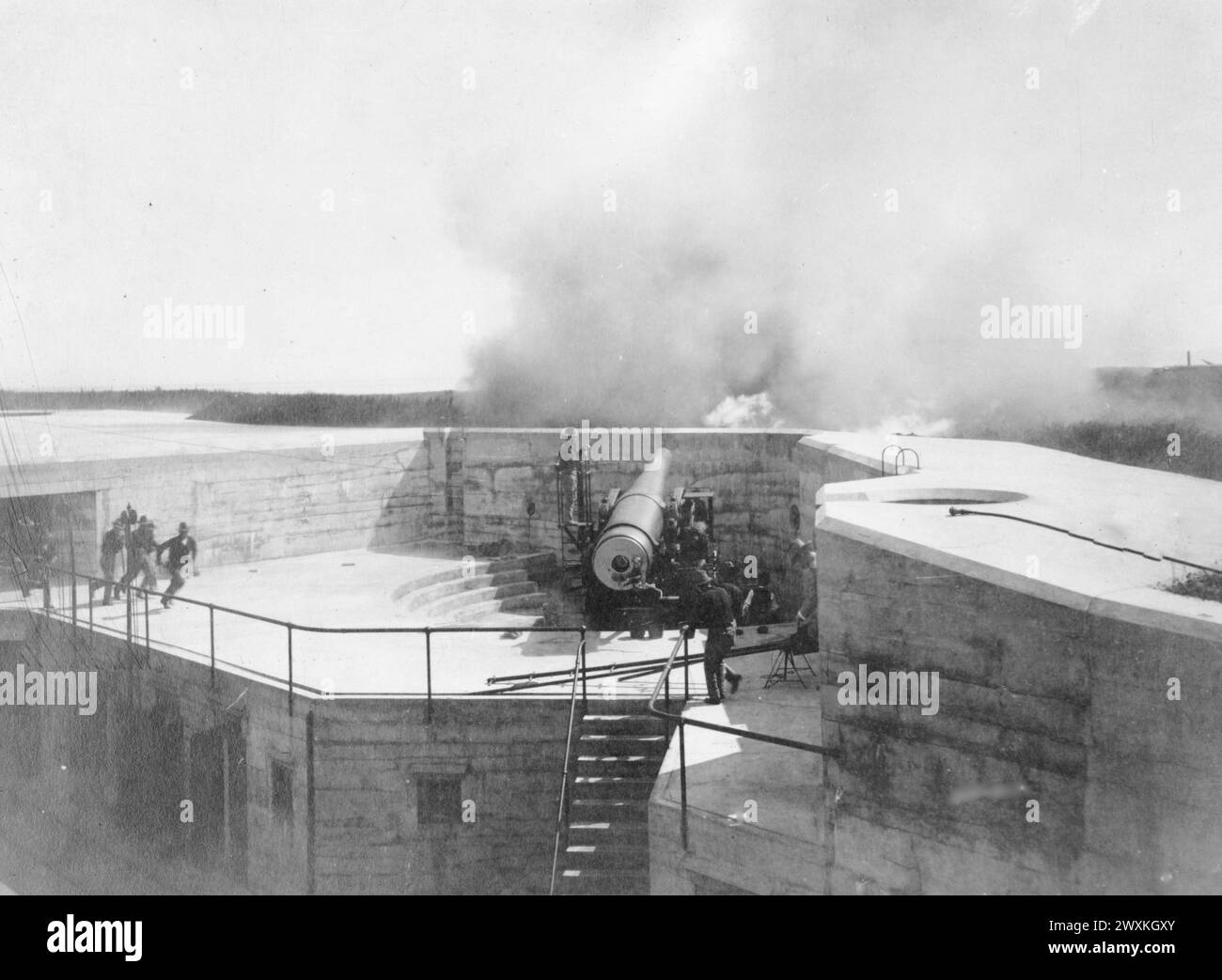 Verschwindende Küstenpistole kurz nach dem Abfeuern, Rückansicht ca. 1918 Stockfoto