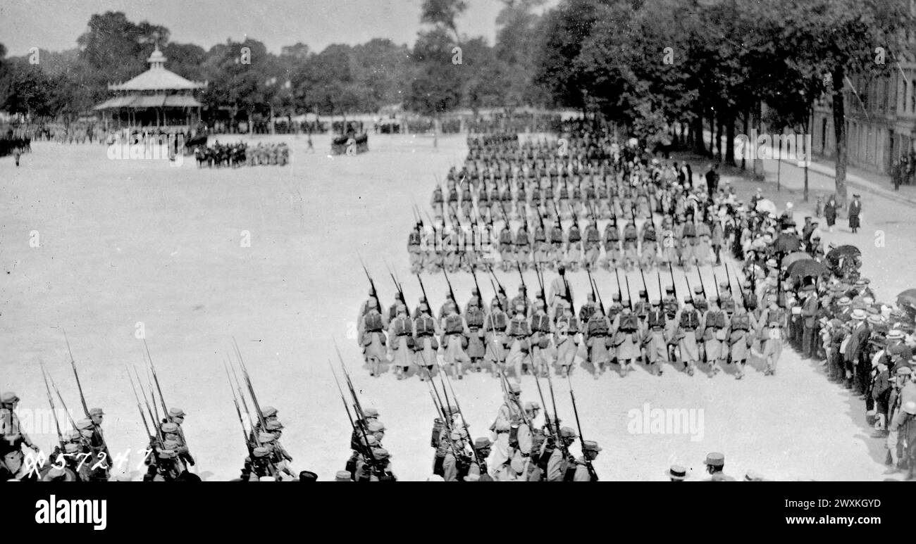 Französische Truppen im Rückblick, Place de Armes, La Rochelle, Frankreich CA. Juni 1918 Stockfoto