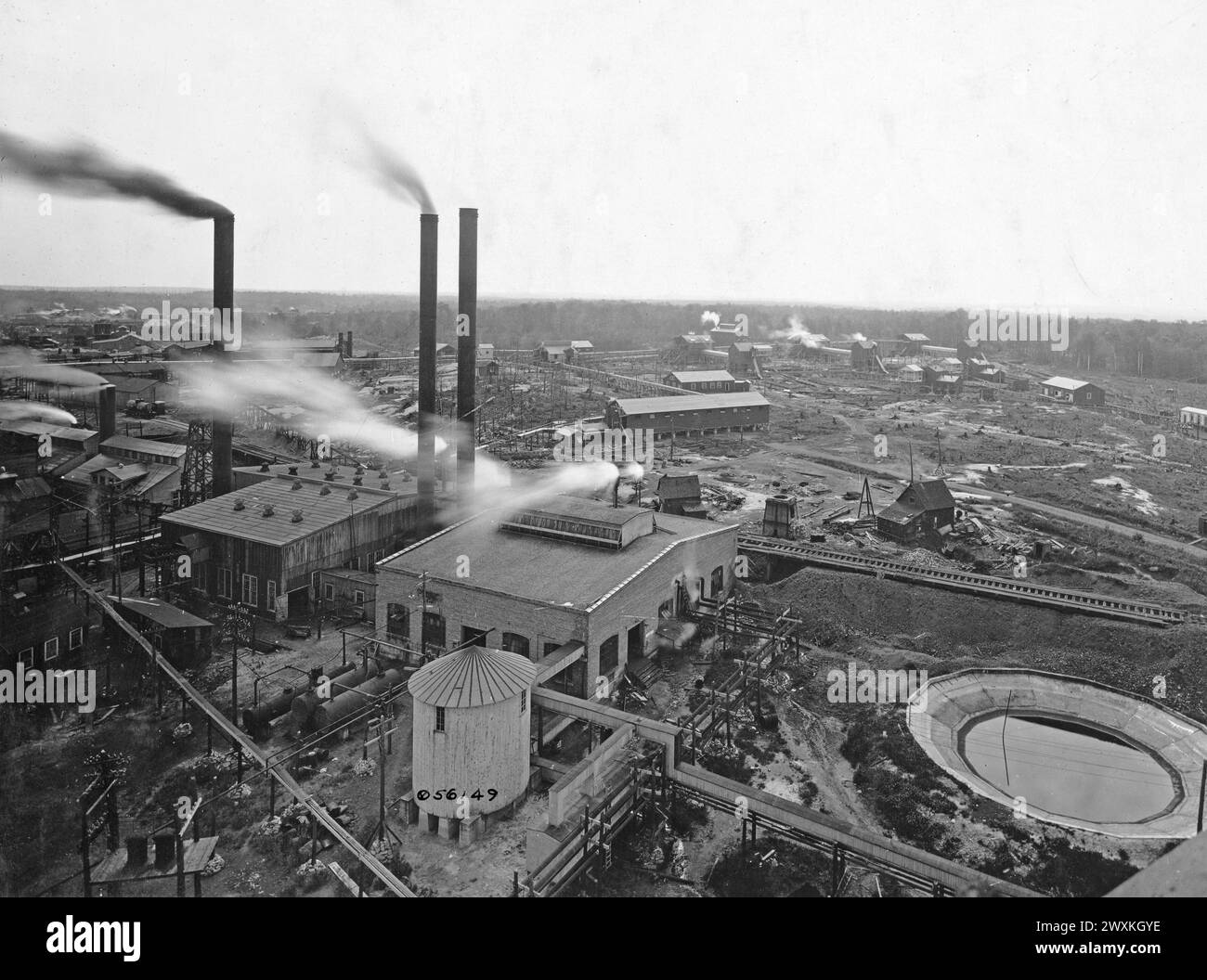 Herstellung von Sprengstoffen für die Regierung. Blick auf das T.N.T.-Werk, das Reservoir am Kraftwerk, auch die Gebäude des Kraftwerks, die Stapel und Teile der Schwefelsäurerückgewinnungshäuser Nr. 1 und Nr. 2. Canadian Explosives Ltd., Nobel, Ont., Kanada CA. 1919 Stockfoto