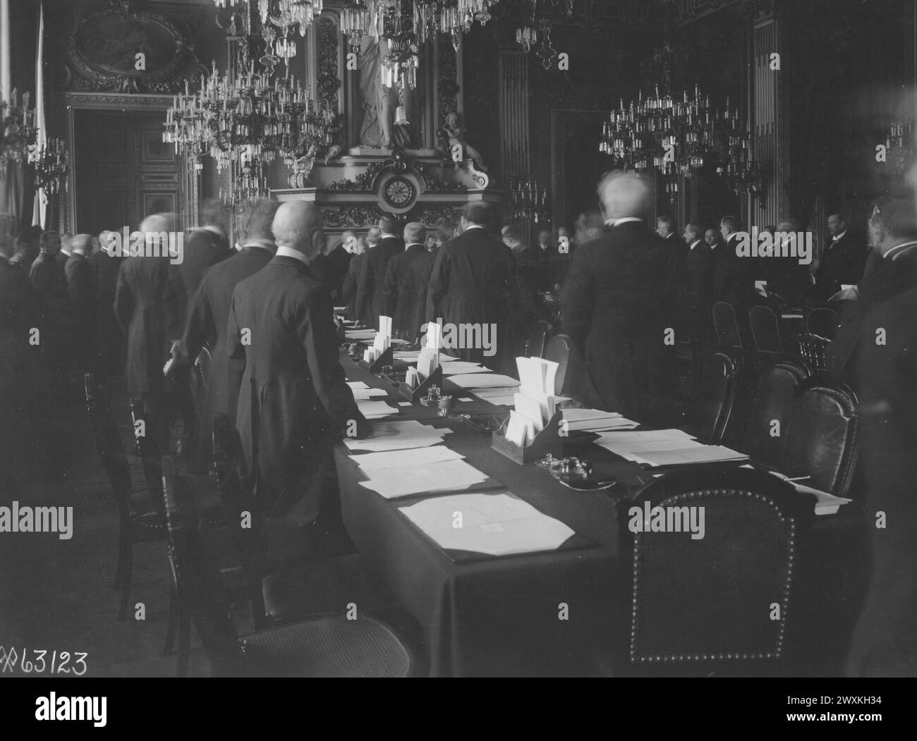 Der Dolmetscher liest die Eröffnungsansprache von Präsident Poincare auf Englisch bei der feierlichen Eröffnung der Friedenskonferenz CA. 1918 oder 1919 Stockfoto