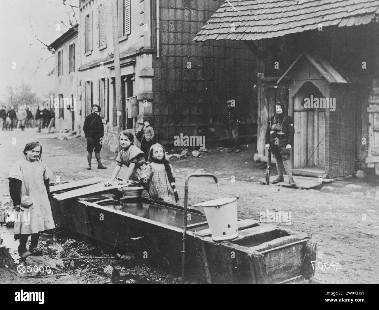 Mädchen, die Kleidung von Alpensoldaten im Elsass waschen. 1918 Stockfoto