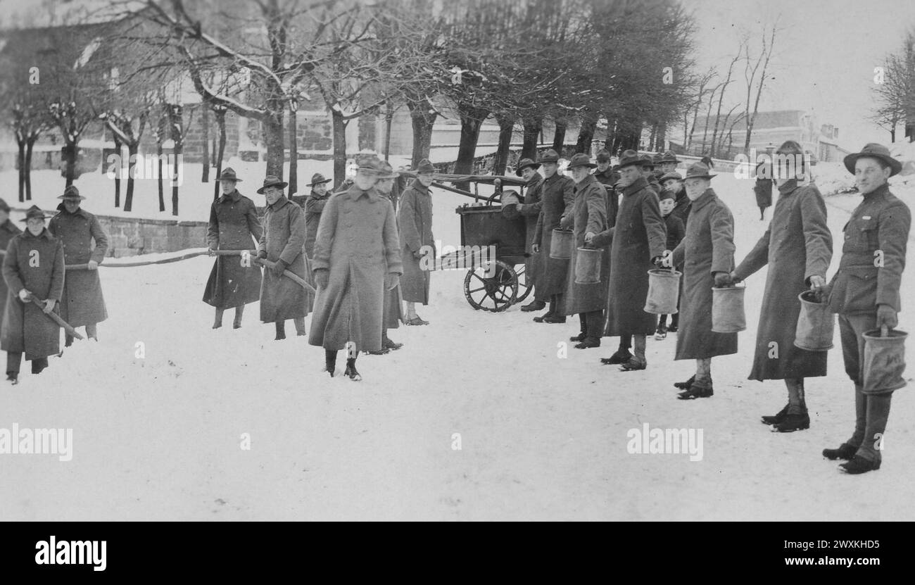 Amerikanische Soldaten bilden eine Wassereimer-Brigade, um ein Feuer zu löschen. 1917 oder 1918 Stockfoto