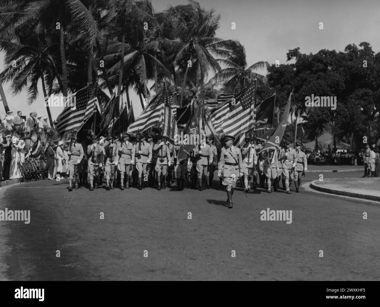 Die Masses Colors des hawaiianischen Departements passieren den Reviews Stand während der Parade zum Waffenstillstand CA. November 1932 Stockfoto