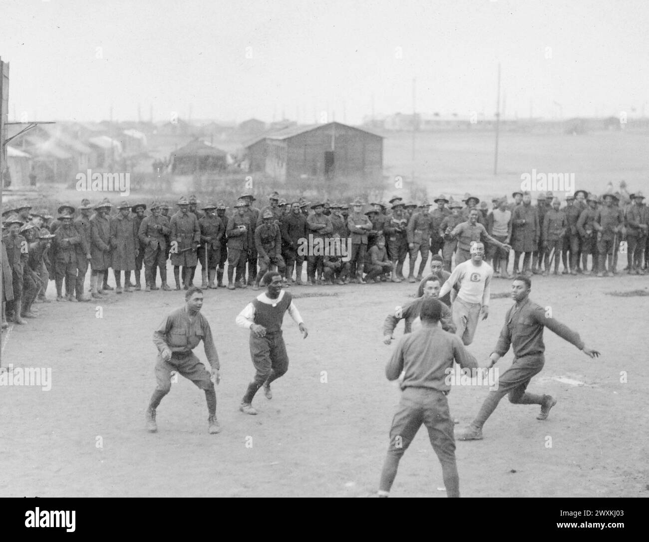 Originalunterschrift: St. Nazaire, Frankreich, 15. New York Infanterie, jetzt 369. Infanterie, ein farbiges Regiment beteiligt sich an einem Basketballspiel ca. 1918 Stockfoto