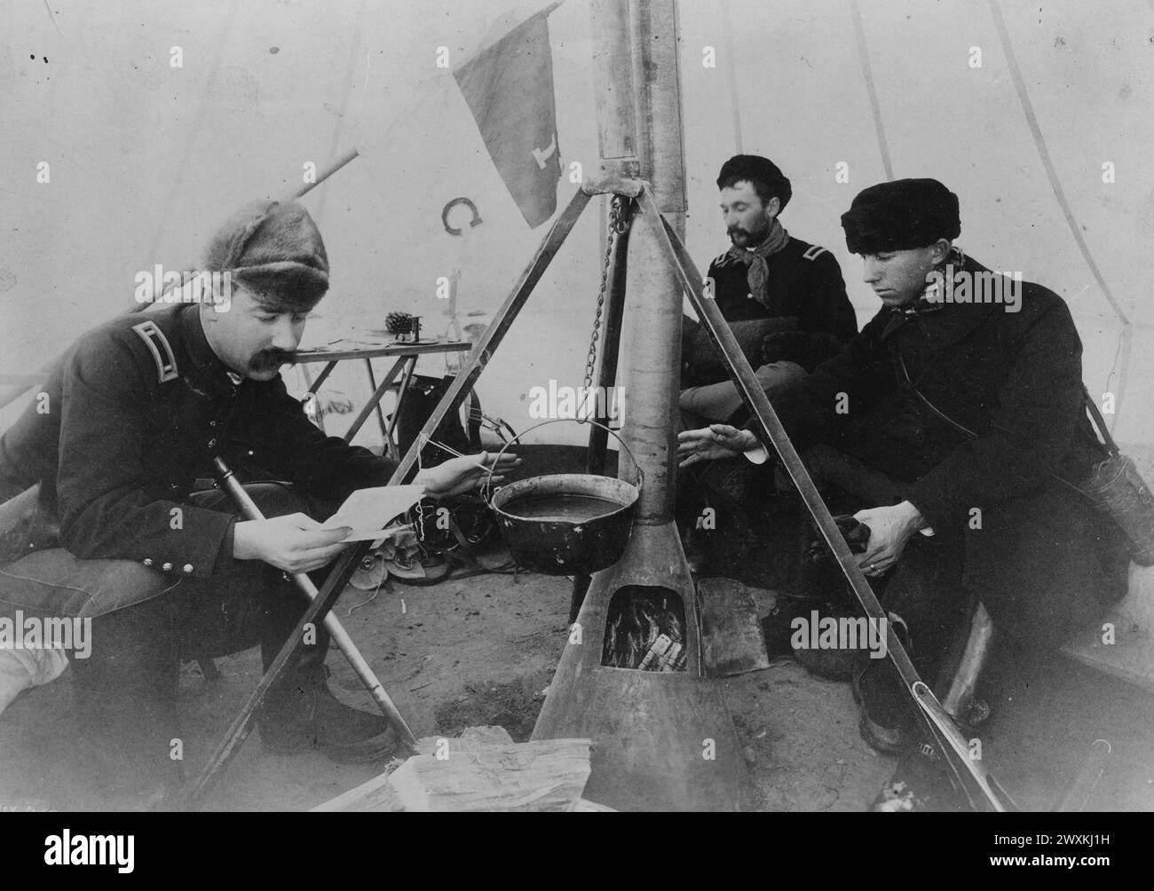 Soldaten sitzen in einem Zelt neben einem Feuer während der Pine Ridge Kampagne; Lt. W.C. Brown von der 1. Kavalary; Lt. G.H. McDonald und Lt. A.H. Sydenham CA. 1890-1891 Stockfoto