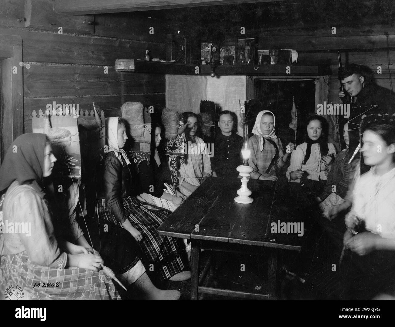 Russische Mädchen bei einer "Vecherinka", die Faden aus rohem Flachs herstellen. Chamova, Russland ca. 1919 Stockfoto