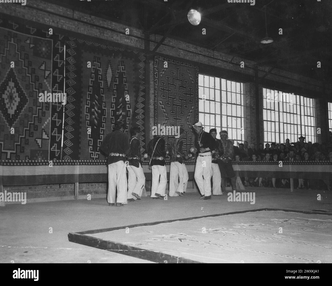 Der Medizinmann Charley Turquoise führt eine Gruppe von Navajo-Zeremonialtänzern im traditionellen „House Seessing“ für das Wingate Ordnance Depot in Fort Wingate, New Mexico, Kalifornien. 1941 Stockfoto