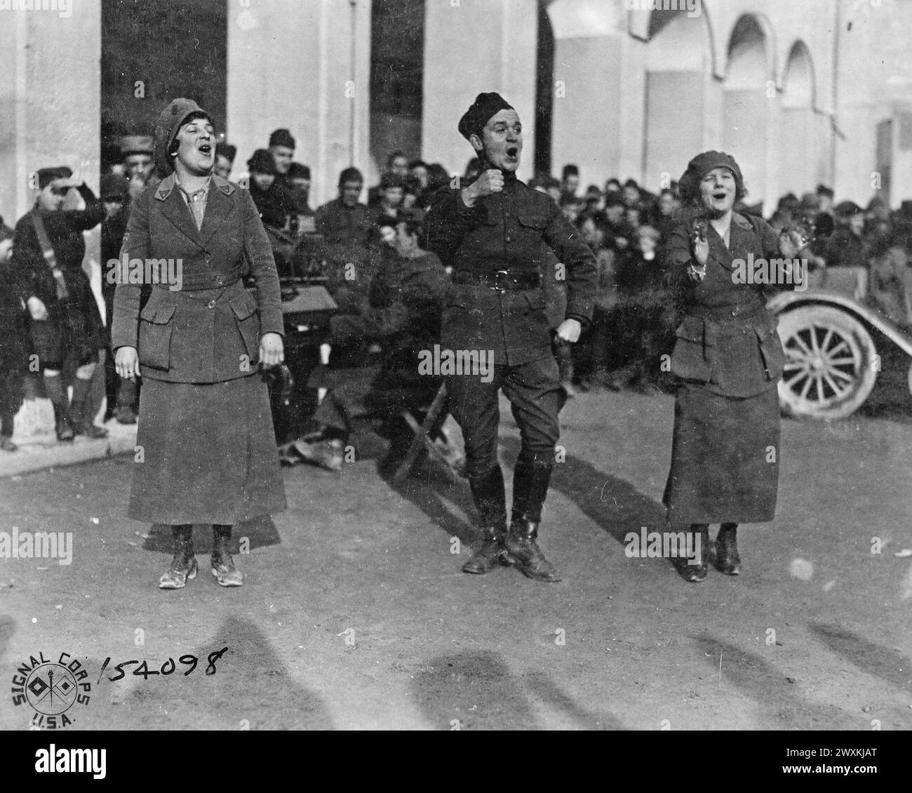 BESSIE M. GARRETTE, JOHNNY Cantwell und Reta Walker, eines der Vaudeville-Teams der Over There Theatre League. Johnny Cantwell und Reta Walker gehören zum amerikanischen Vaudeville-Team von Cantwell und Walker. Bar-sur-Aube, Haute Marne, Frankreich CA. 1918-1919 Stockfoto