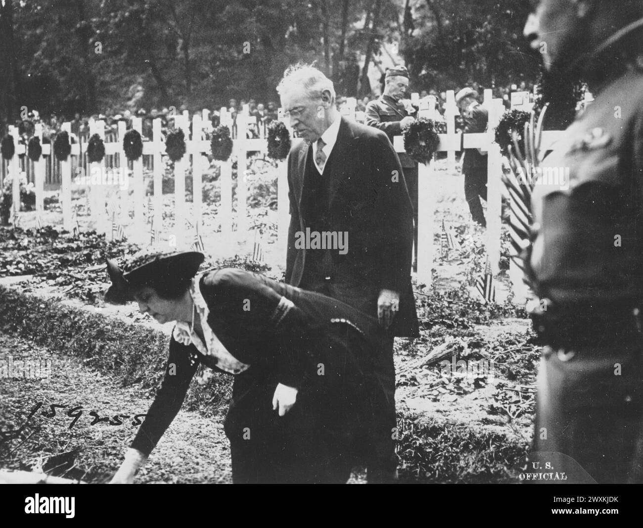 Präsident Woodrow Wilson schmückt das Grab eines amerikanischen Soldaten auf dem amerikanischen Militärfriedhof. Surnes, in der Nähe von Paris, Frankreich CA. Mai 1919 Stockfoto