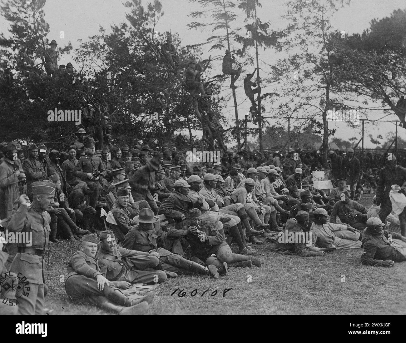 Crowd beobachtet das Baseballspiel der Liga, ein Team aus afroamerikanischen Soldaten im Vordergrund; Savenay, Loire Inferieure, Frankreich, CA. 1919 Stockfoto