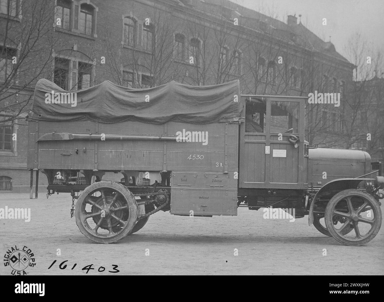 DEUTSCHER LKW-TYP. Seitenansicht des Adler-Staplers. Motor Transport Corps. Coblenz, Rheinpreußen, Deutschland ca. 1919 Stockfoto