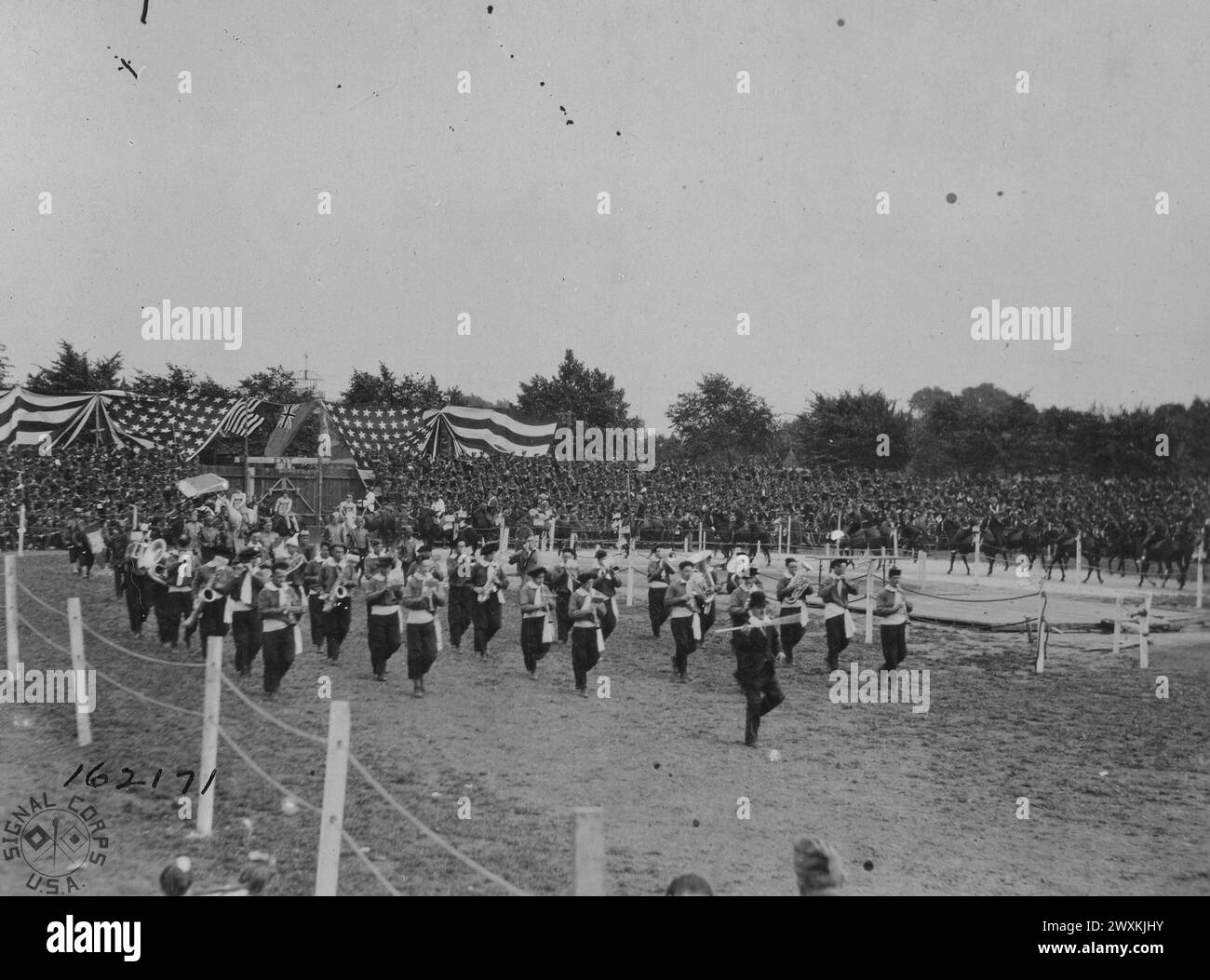 Großer Einstieg von Künstlern unter der Leitung der Band Ali Baba und der vierzig Diebe. First U.S. Division Circus; Köln, Deutschland ca. August 1919 Stockfoto