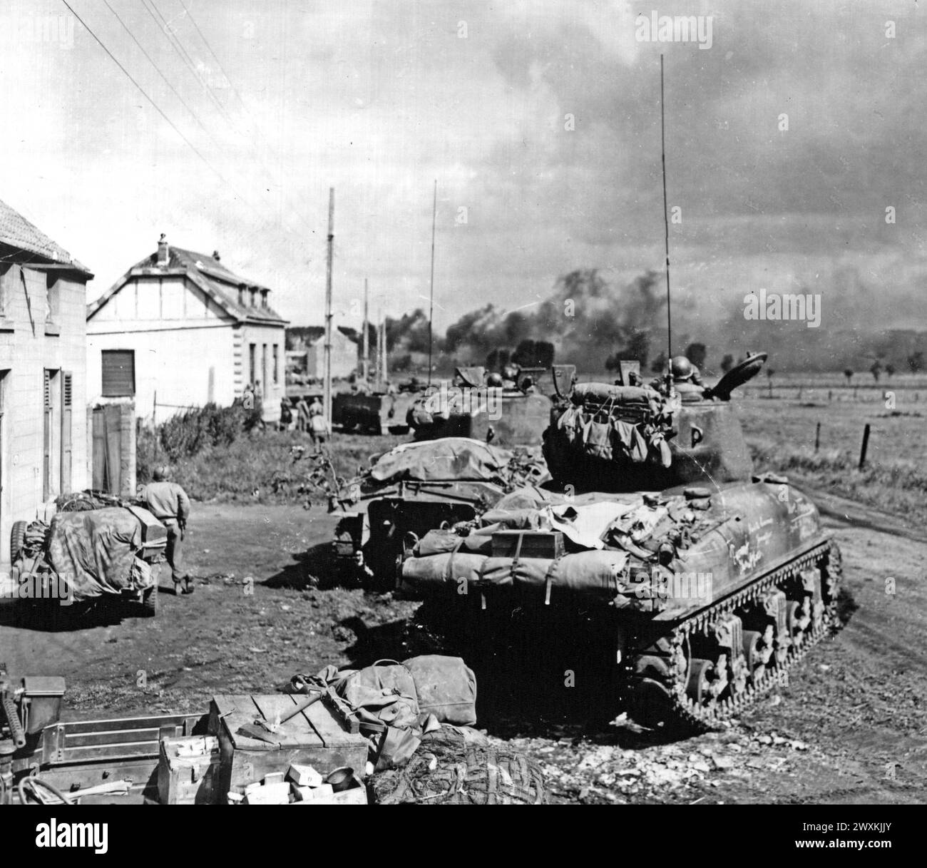 American Armor Fans sind in der Nähe von Gelin, Belgien, um auf die Gefangene deutsche Infanterie Ca zu schießen. September 1944 Stockfoto