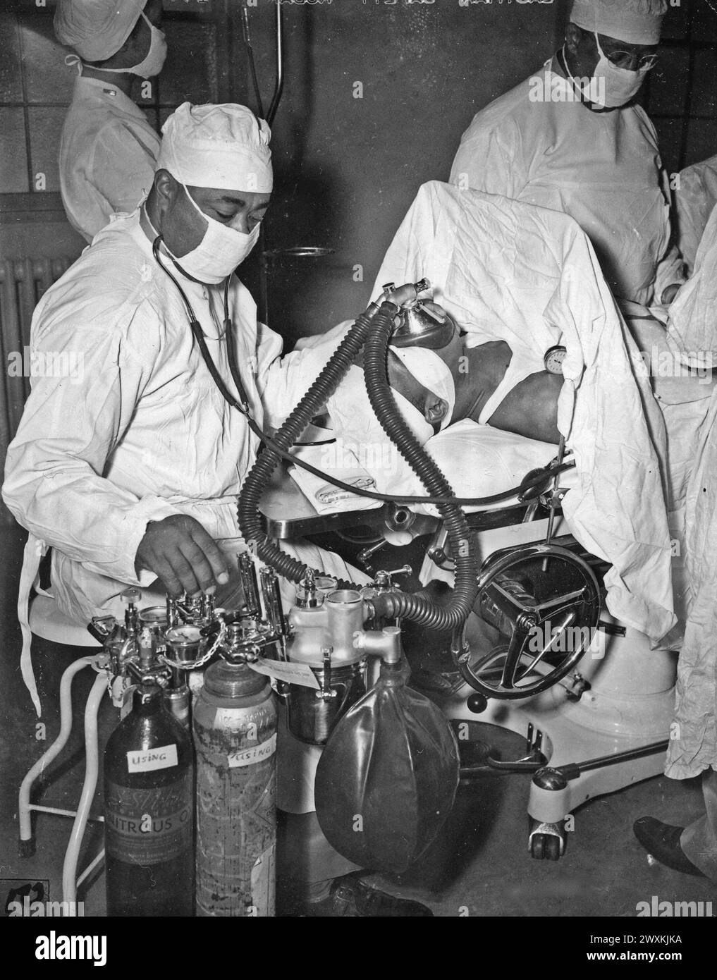 Captain C.E. Jamison zeigte die Behandlung von Stickstoffoxid-Anästhesie bei Patienten in der Chirurgie im Station Hospital, Fort Huachuca, Arizona CA. 1942 Stockfoto