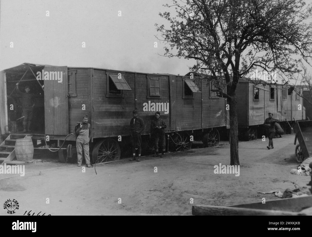 AMERIKANISCHE MOBILE Wäscherei in Betrieb in der neuen Bergungsanlage von Quartermaster. Le Mans, Sarthe, Frankreich CA. 1919 Stockfoto