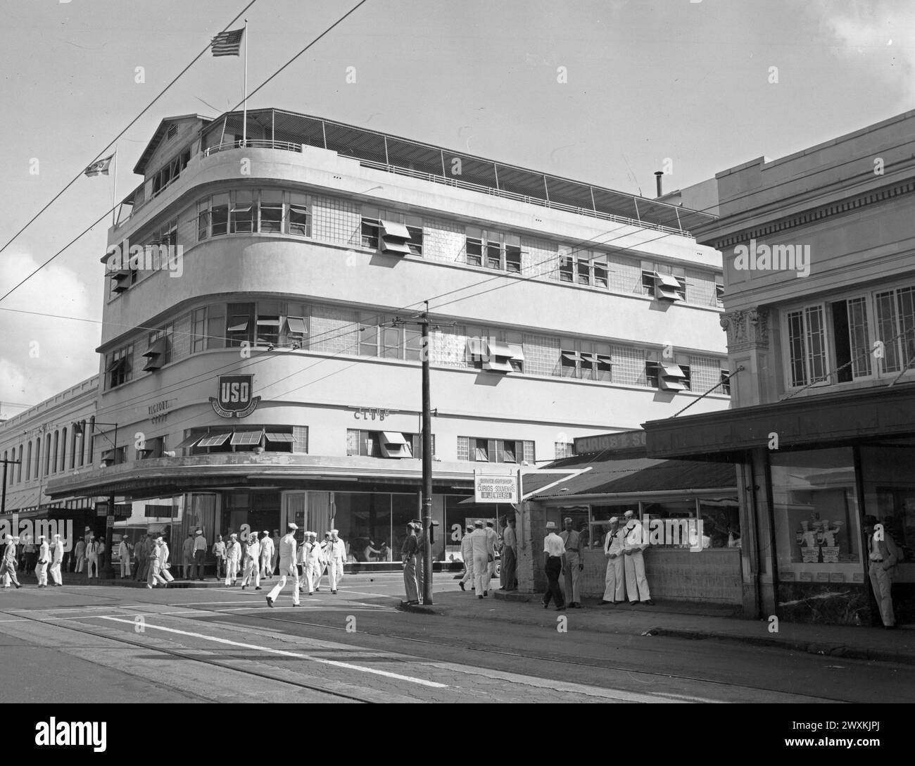 Außenansicht des USO Victory Club, im Herzen der Innenstadt von Honolulu CA. März 1945 Stockfoto