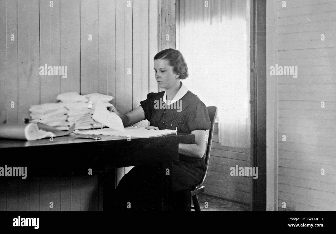 Foto der Feldschwester Mabel Cowser, die Verbände für den Einsatz auf dem Feld in einem Indianerreservat in Kalifornien herstellt. 1936-1942 Stockfoto