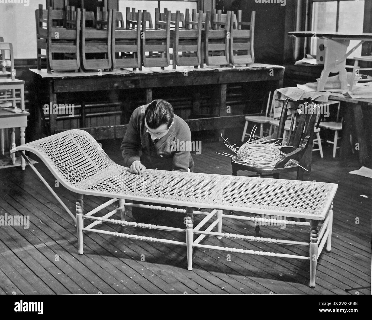 Dieses Foto zeigt einen jungen Mann, der eine Chaiselongue für ein Trainingsprogramm der National Youth Administration an der Fair Street School in Connecticut, Kalifornien, repariert. 1939 Stockfoto