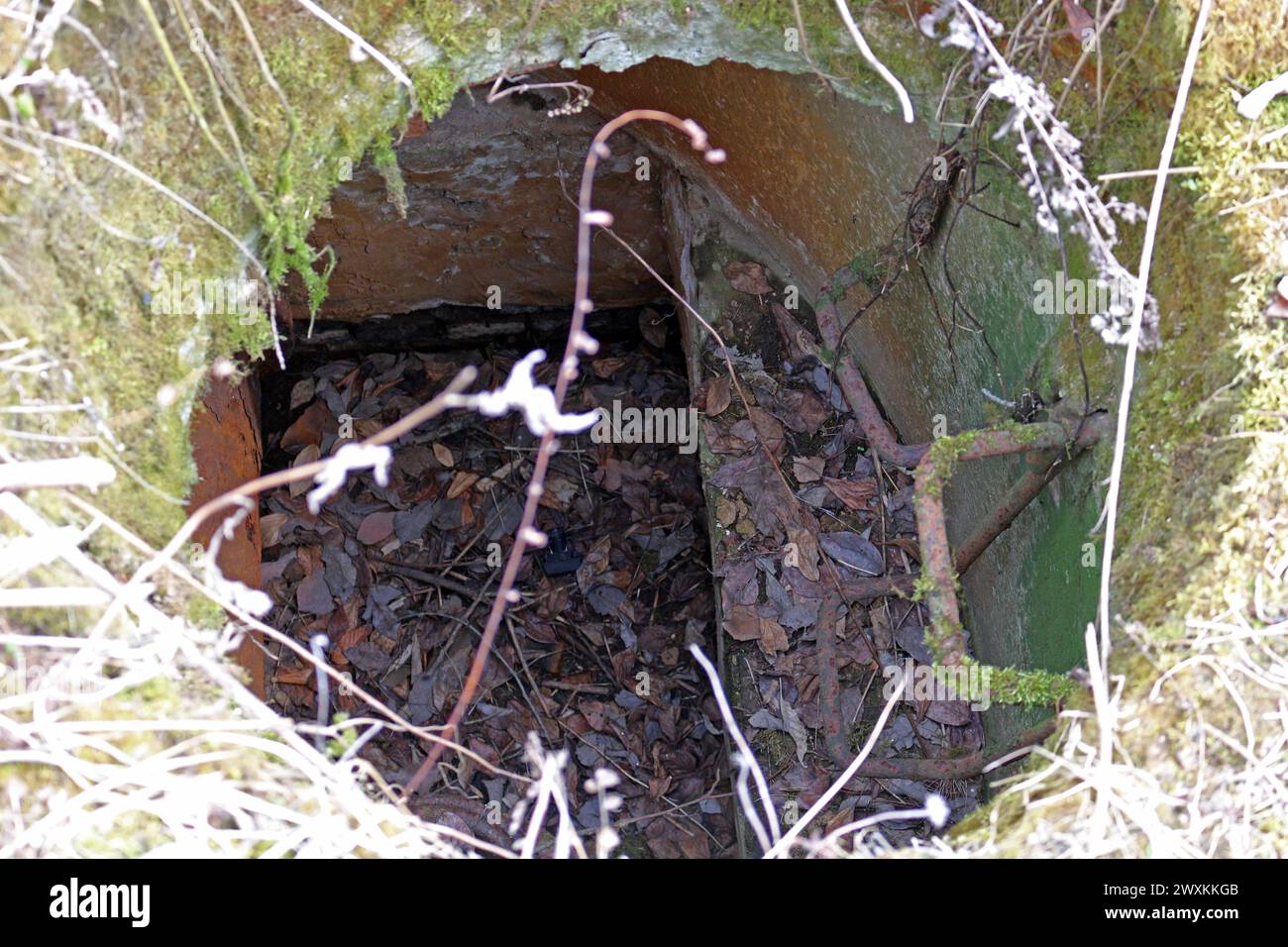 Die alte Kanalluke ist nicht geschlossen, sie sinkt in den Boden Stockfoto