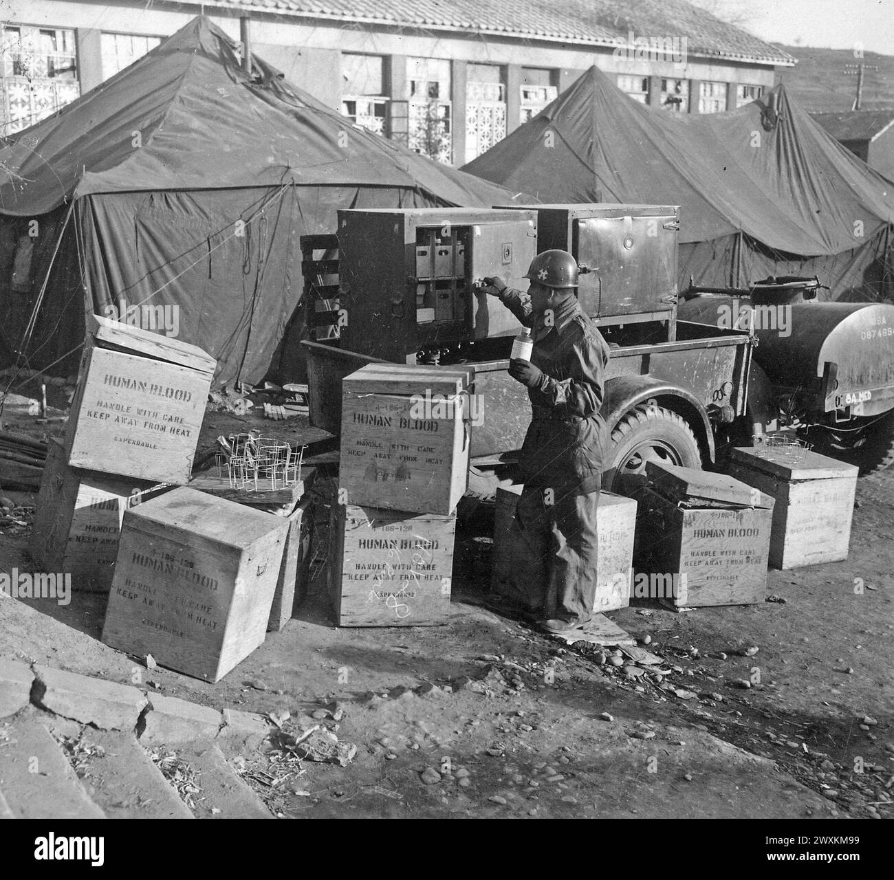 Major Sergeant, George Miller wählt menschliches Blut für Patienten im 8076. Mobilen Armee-Chirurgischen Krankenhaus in Kunu-ri, Korea CA. 1950 Stockfoto