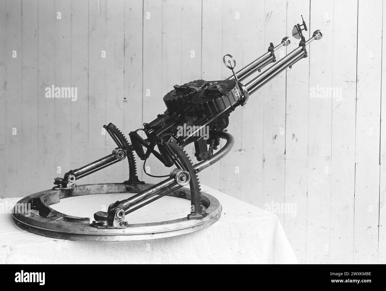 Nahaufnahme eines doppelten Lewis-Pistolenjochs. Dieses Joch verbindet zwei Lewis-Maschinengewehre miteinander, sodass sie an die flexible Pistolenhalterung ca. 1918 Stockfoto