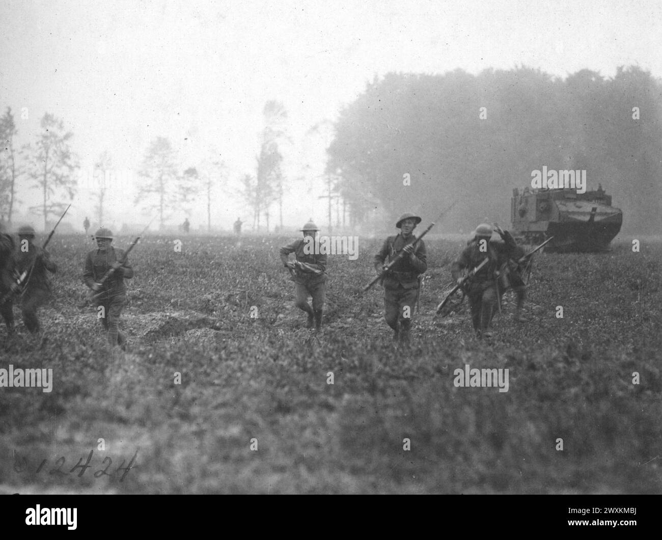 Panzer greifen Männer in Gräben an; 26. Regiment, Infanterie, 2. Brigade, 1. Division; in der Nähe von Breteuil France ca. 1918 Stockfoto