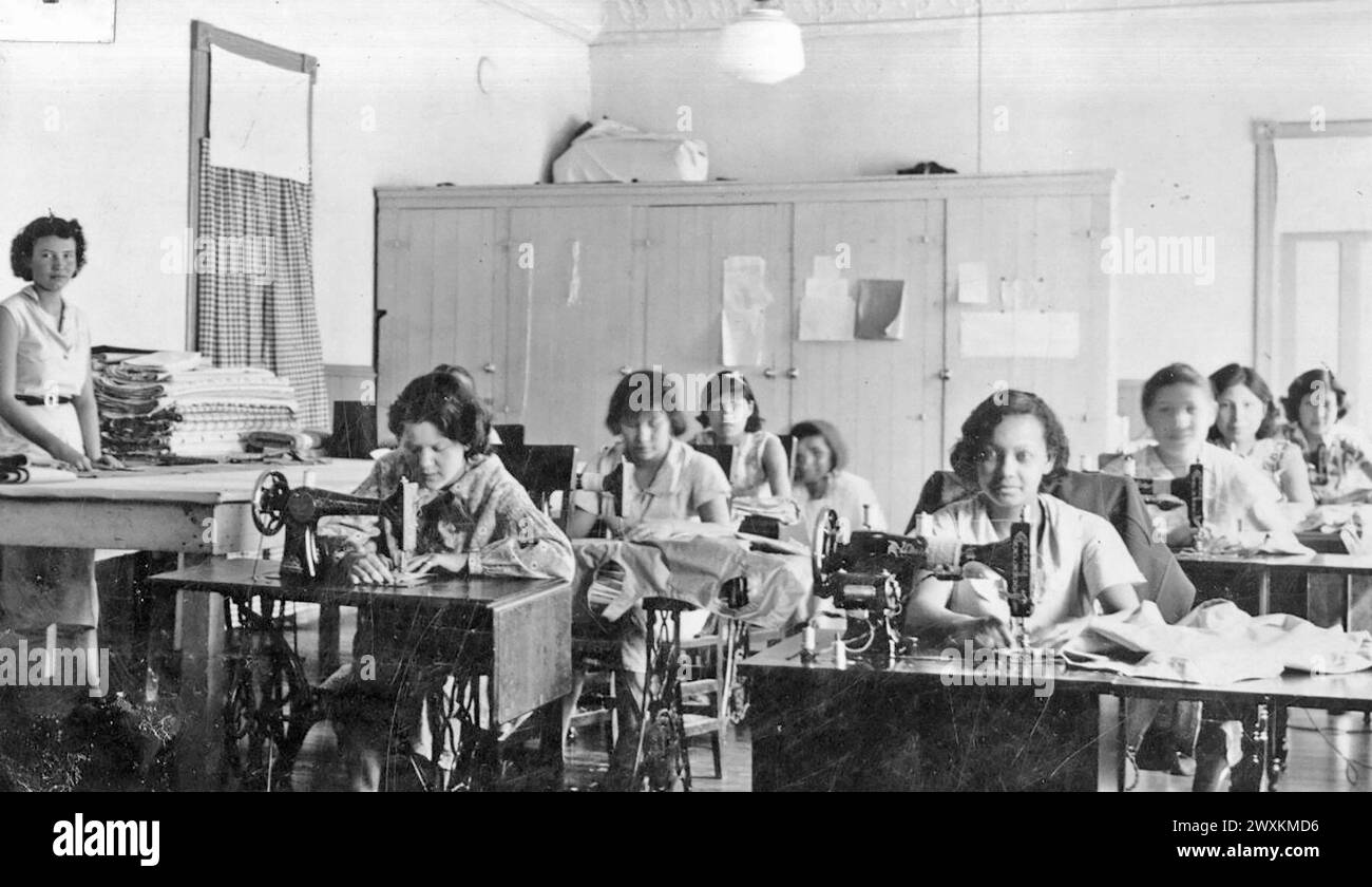 Mädchen in einem Nähkurs in einer indischen Schule in South Dakota CA. 1930er oder 1940er Jahre Stockfoto