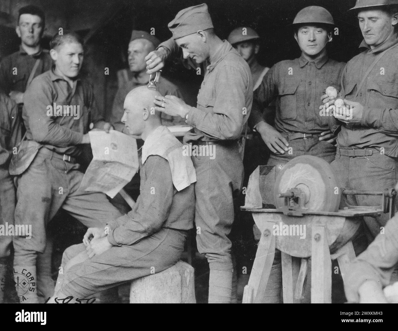 Fotos des Ersten Weltkriegs: (Originalunterschrift) Ein Soldat wird im Friseurladen der 128. Infanterie direkt hinter den Linien im Elsass Deutschland ca. Juni 1918 Stockfoto