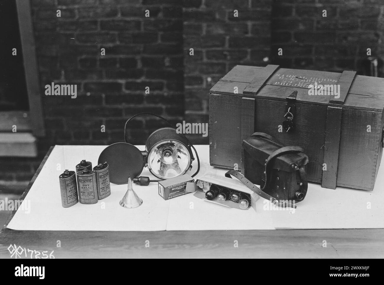 Nahaufnahme eines 14-cm-Feldsignalprojektors mit Batterietasche, zusätzlichen Batterien und Lampen ca. 1918 Stockfoto