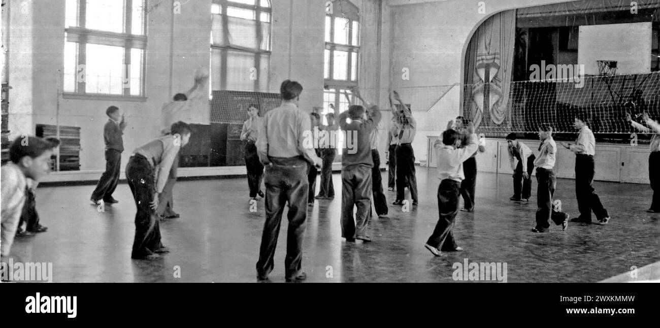 Jungs in einem Gymnasium einer indischen Schule in South Dakota CA. 1936 Stockfoto