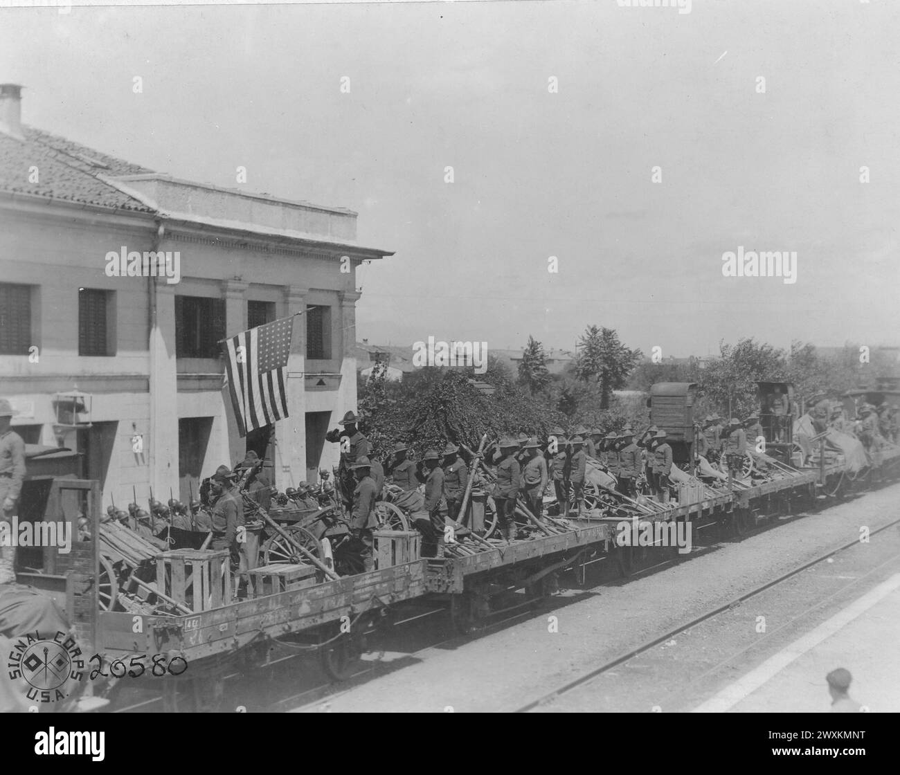 Fotos des Ersten Weltkriegs: Zug kommt mit dem ersten Bataillon der 332. Infanterie an; die ersten amerikanischen Truppen in Italien; Villafranca Italien ca. 1918 Stockfoto