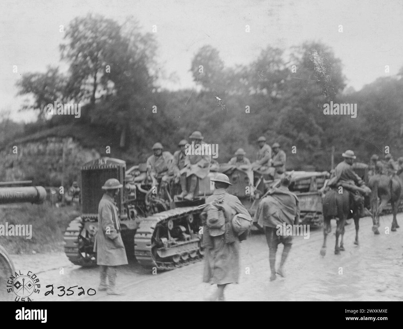 Fotos des Ersten Weltkriegs: Traktor mit 155-mm-Kanonen. Batterie D, 60th Coast Artillery; St. Jacques, Frankreich ca. 1918 Stockfoto