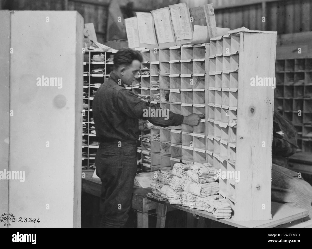 Ein US-Soldat, der Post nach Organisationen sortiert; St. Pierre des Corps, Frankreich CA. 1918 Stockfoto