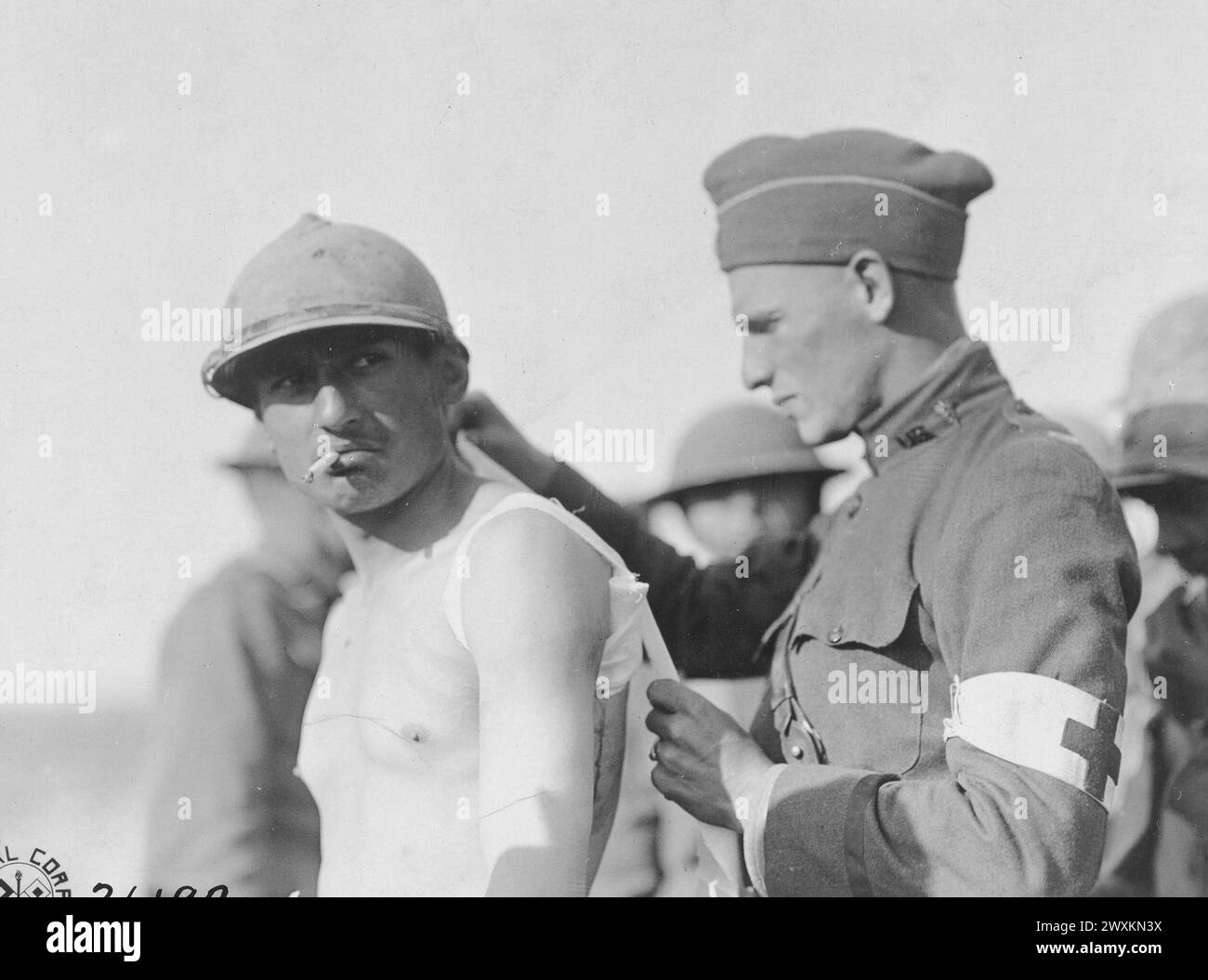 Fotos des Ersten Weltkriegs: Ein medizinischer Leichnam kleidet die Wunde eines französischen Soldaten in einer fortgeschrittenen Ankleidestation in der Nähe von Samogneux, Frankreich CA. 1918 Stockfoto