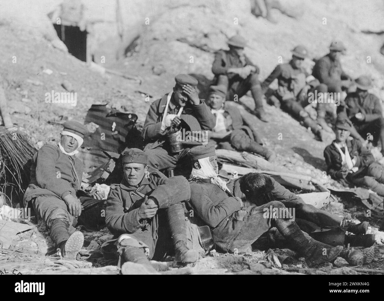 Eine Gruppe verwundeter deutscher Soldaten in einer Ankleidestation des medizinischen Korps in der Nähe von Cote de Roche, Frankreich CA. 1918 Stockfoto