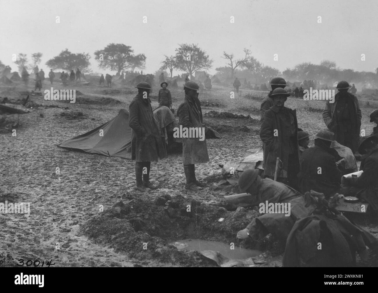 Fotos des Ersten Weltkriegs: Mitglieder des 314. Feldsignalbataillons, 89. Division, lagerten im Schlamm in Epinonville Frankreich; ca. Oktober 1918 Stockfoto