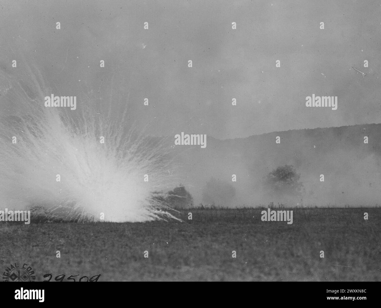 Fotos des Ersten Weltkriegs: Handgrengde-Explosion für einen Rauchschirm; 78. Division, Argonne Forest, nahe Beaucamp, Frankreich ca. 1918 Stockfoto