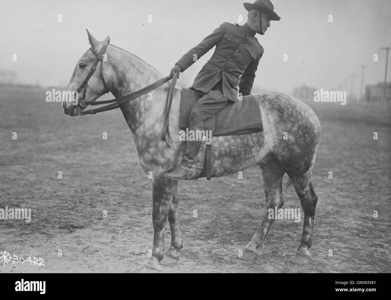 Central Officers' Training School in Camp Taylor in Louisville, KY, Soldat auf einem Pferd, der hinter ihm schaut. 1918 Stockfoto