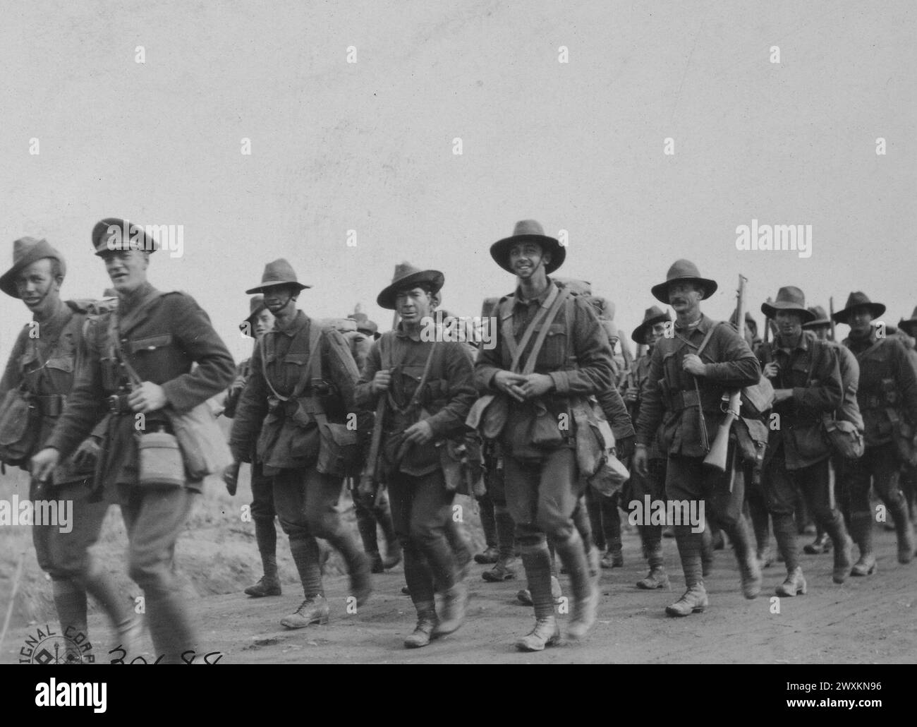 Australische Soldaten auf dem Weg zur Front, wo sie mit der 27. Und 30. US-Division bei der Fahrt durch die Hindenburger Linie Ca kämpften. 1918 Stockfoto