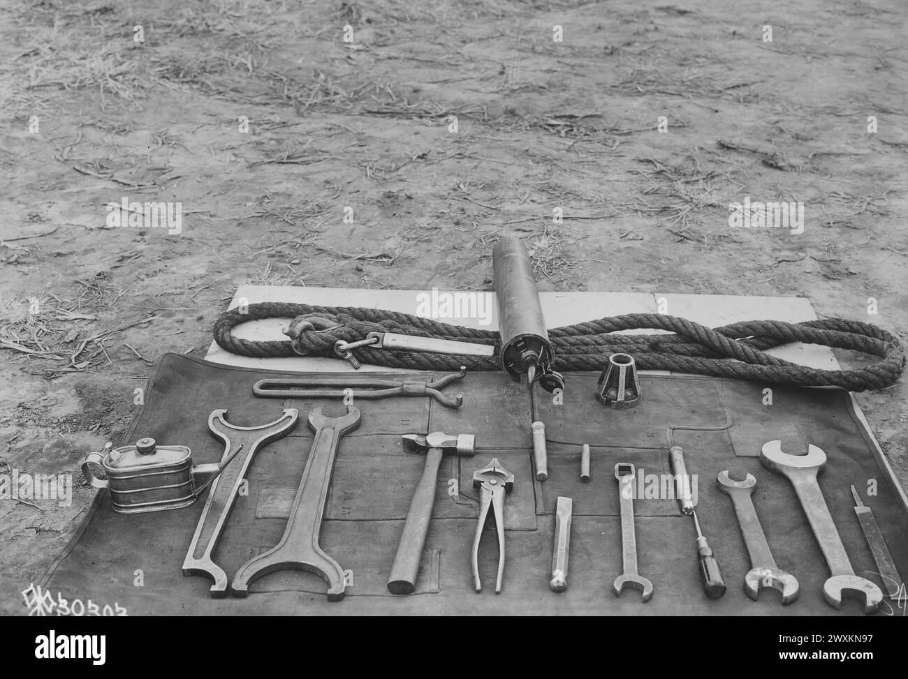 Verschiedene Werkzeuge wurden am Boden in der Central Officers' Training School in Camp Taylor in Louisville, Kalifornien, ausgestellt. 1918 Stockfoto